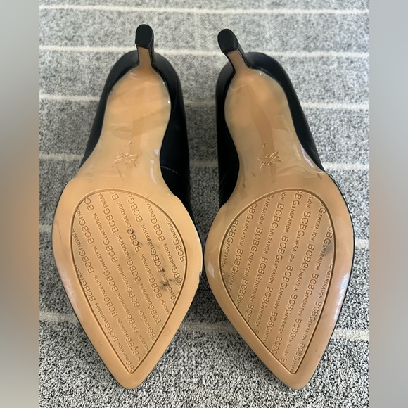 BCBGENERATION Black Pump With Silver Studs - Picture 7 of 7